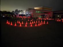 nur beleuchtete Pylonen zeigen den Weg